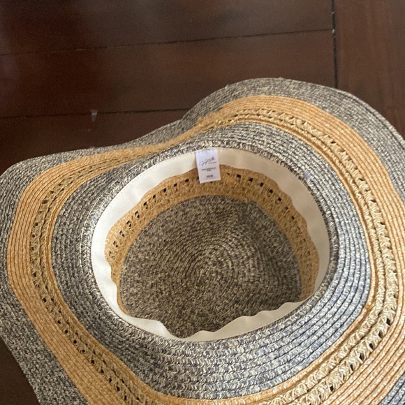 Beautiful grey and yellow straw hat - Picture 8 of 8